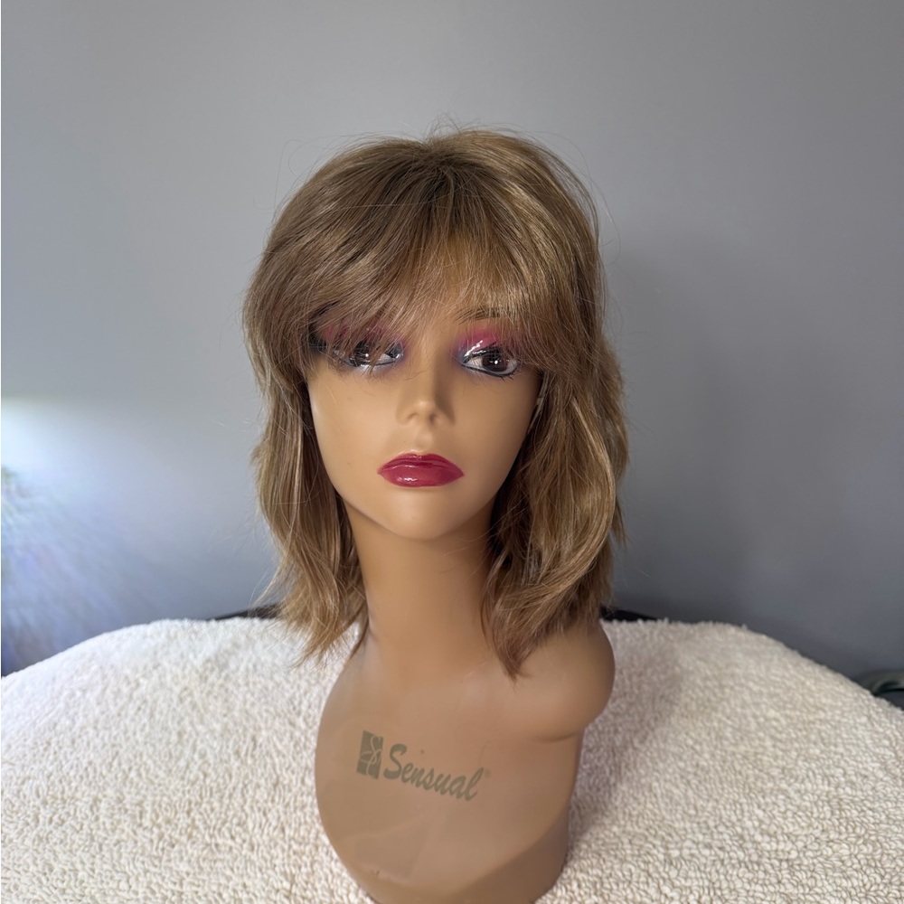 Stylish Layered Shag Wig in Light Brown with Soft Highlights